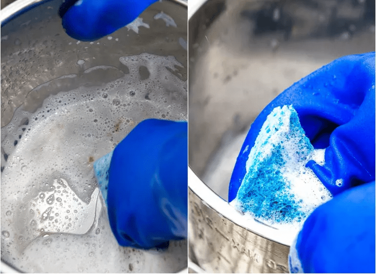Sử dụng miếng bọt biển chà sàn và nước nóng và nước xà phòng làm sạch xoong chảo