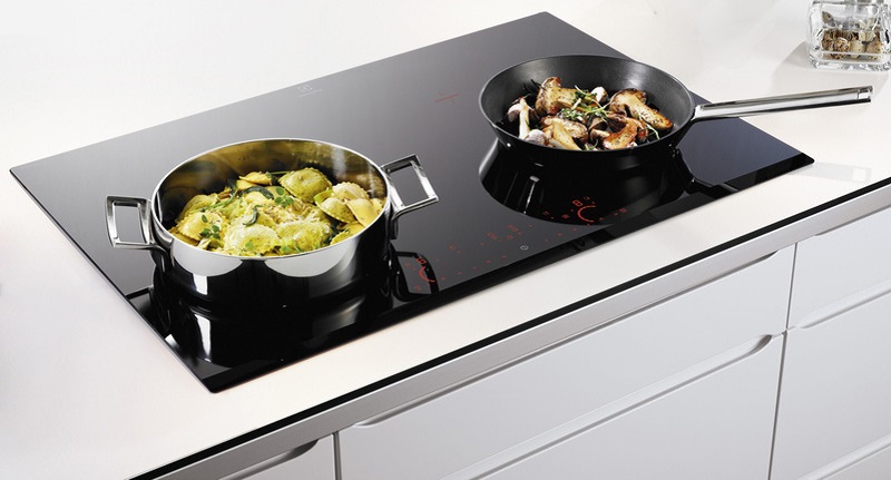 Bosch và Hafele đều được đánh giá là các bếp từ cao cấp với kiểu dáng hiện đại