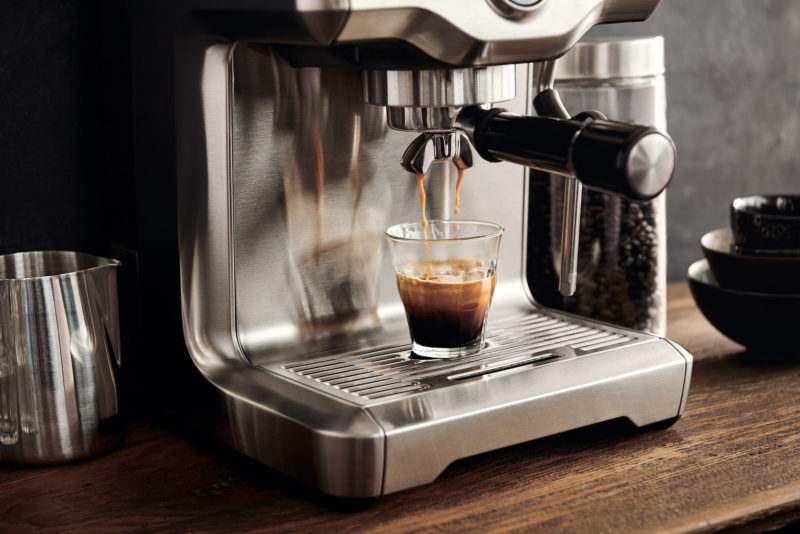 Máy pha cà phê bán tự động cho ra những ly Latte ngon, đẹp mắt