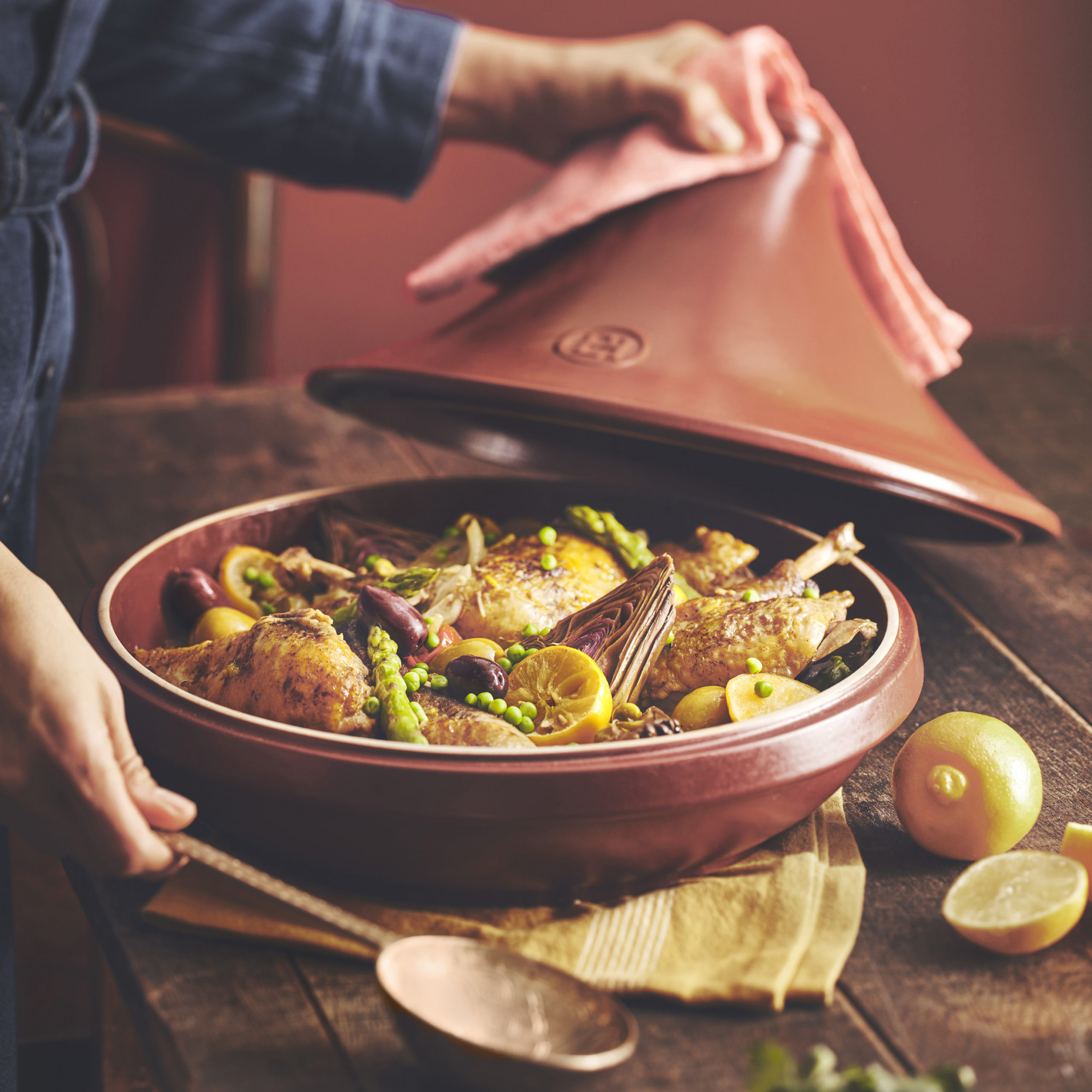 EH 66XX Life Tajine Tagine Sienne Chicken Peas Asparagus Lemon Opening A scaled Gia Dụng Đức Sài Gòn