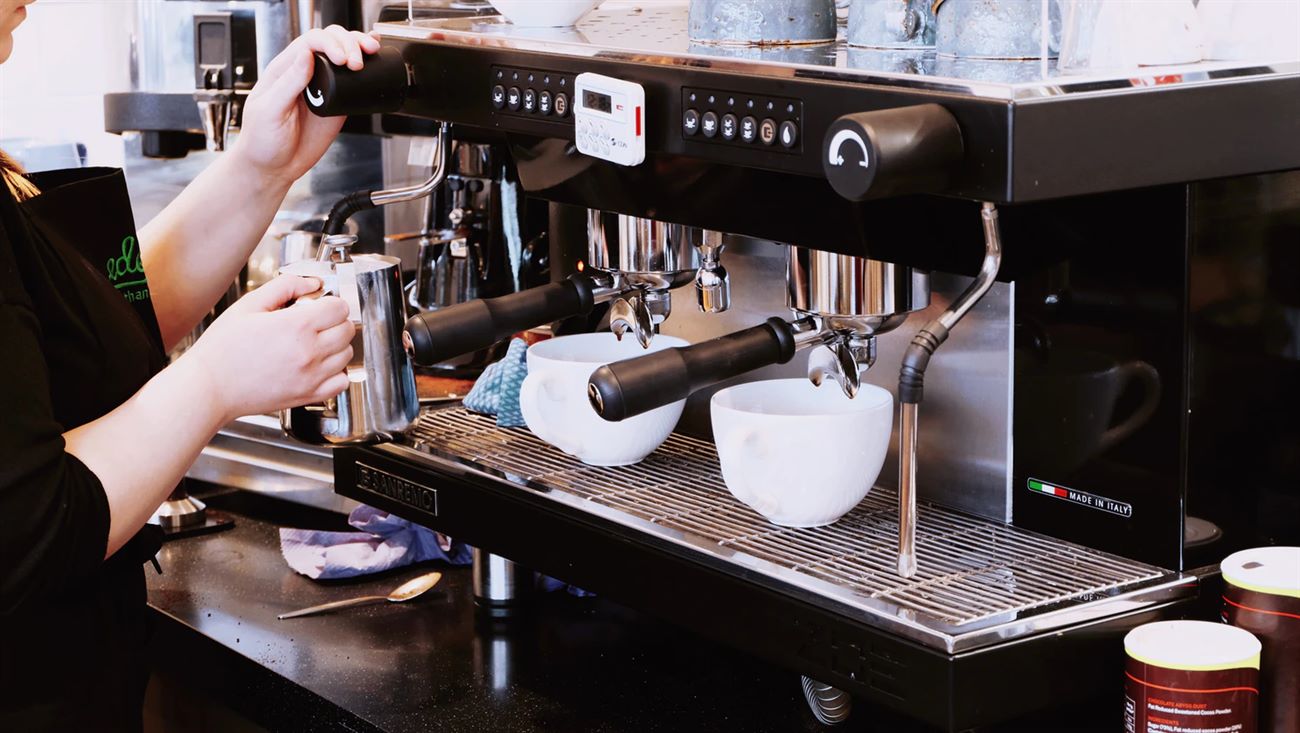 So sánh máy pha cà phê La Marzocco và Nuova Simonelli - Lựa chọn nào tốt nhất cho quán cafe của bạn?