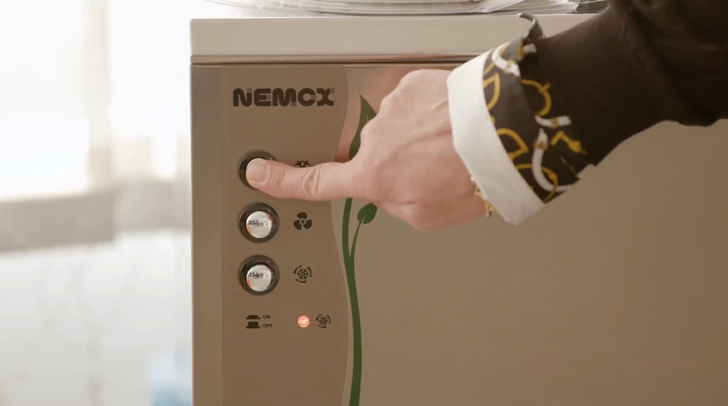 Máy làm kem mini Nemox 003B420250 Gelato Chef 3L AUTOMATIC i-Green 1,5 lít-Bảng điều khiển nút nhấn dễ sử dụng Máy làm kem mini Nemox 003B420250 Gelato Chef 3L AUTOMATIC i-Green 1,5 lít-Bảng điều khiển nút nhấn dễ sử dụng