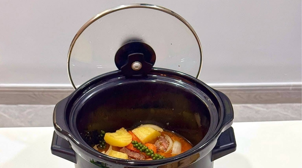 Nắp nồi nấu chậm Russell Hobbs 3.5L có gờ để cài lên miệng nồi, thuận tiện trong việc sử dụng