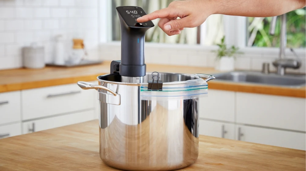 Máy sous vide Anova Precision Cooker sở hữu hệ thống tuần hoàn 8L/phút