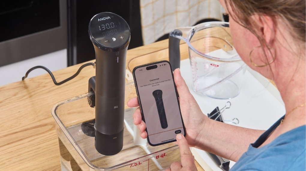 Người dùng có thể điều khiển từ xa và theo dõi quá trình nấu sous vide qua Anova App