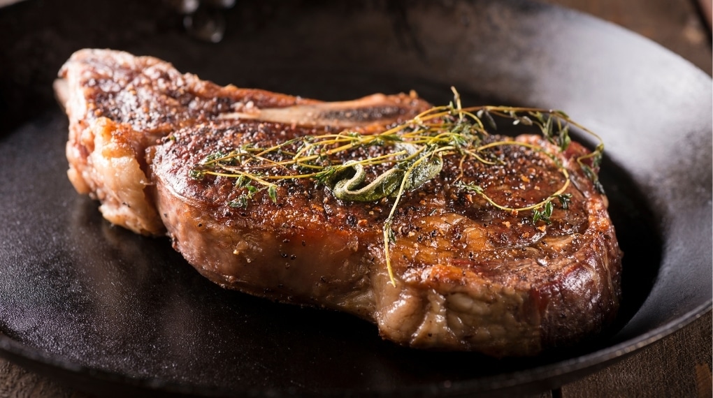 Áp chảo sau khi nấu sous vide tạo lớp vỏ vàng nâu và tăng hương thơm