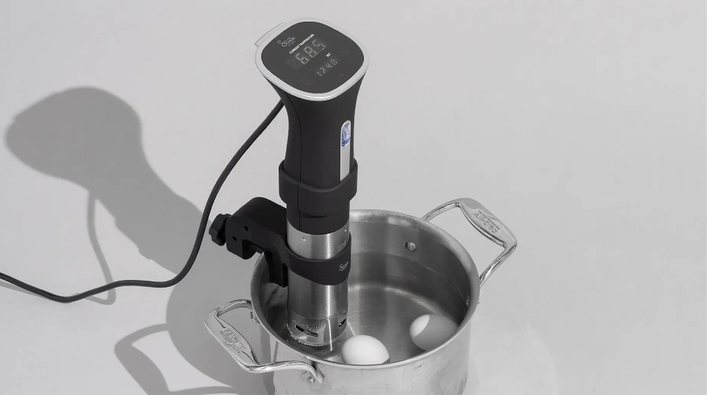 Máy sous vide thường bao gồm thanh gia nhiệt, bơm tuần hoàn, cảm biến nhiệt độ, bộ điều khiển và kẹp cố định