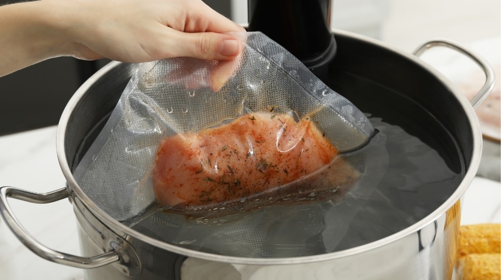 Máy sous vide kém chất lượng thường có sai số lớn, nhiệt độ có thể cao hoặc thấp hơn mức cài đặt