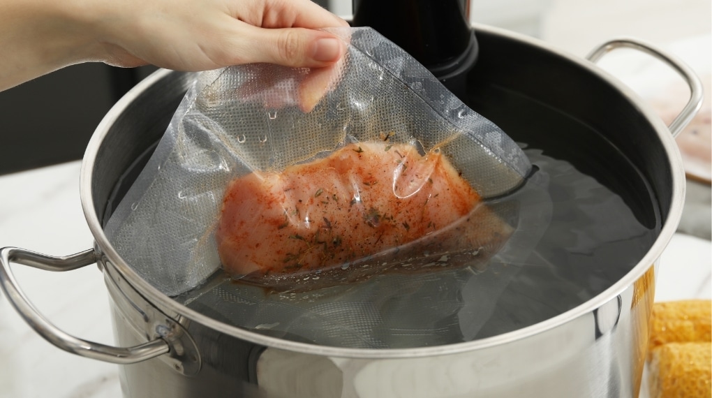 Nên thiết lập đúng nhiệt độ và thời gian theo từng loại thực phẩm khi nấu sous vide