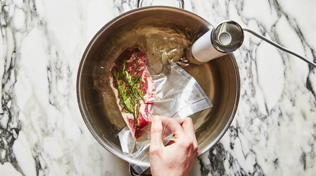 Bạn nên sử dụng túi sous vide hoặc túi hút chân không chuyên dụng khi nấu sous vide