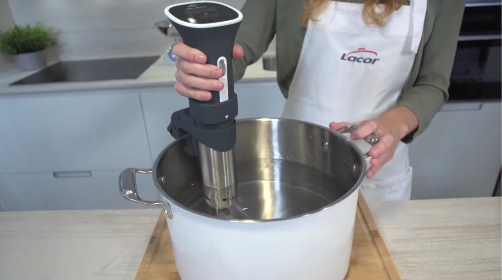 Máy có thiết kế nhỏ gọn, dễ lắp đặt cùng điều khiển cảm ứng trực quan