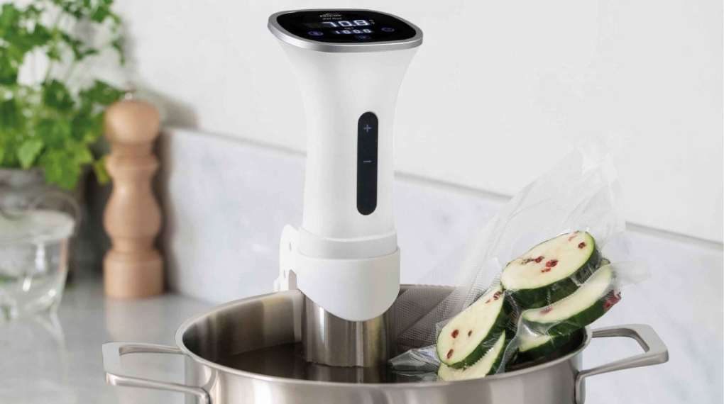 Máy sous vide là thiết bị dùng để làm nóng và luân chuyển dòng nước liên tục nhằm duy trì nhiệt độ ổn định khi nấu