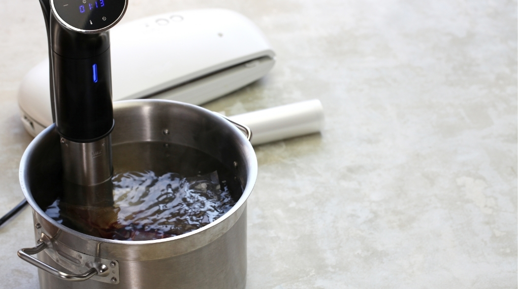 Máy sous vide vận hành dựa trên cơ chế gia nhiệt và tuần hoàn nước liên tục