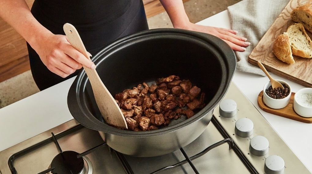 Đặt lòng nồi trên các nguồn nhiệt trực tiếp có thể làm tăng nguy cơ nứt, vỡ hoặc biến dạng