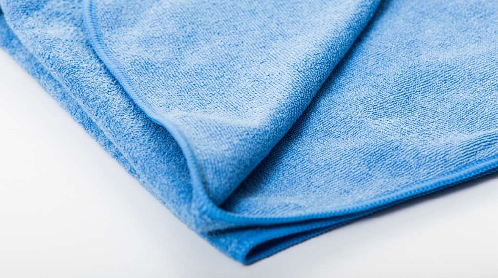 Nên dùng khăn microfiber ẩm để vệ sinh tủ lạnh Miele