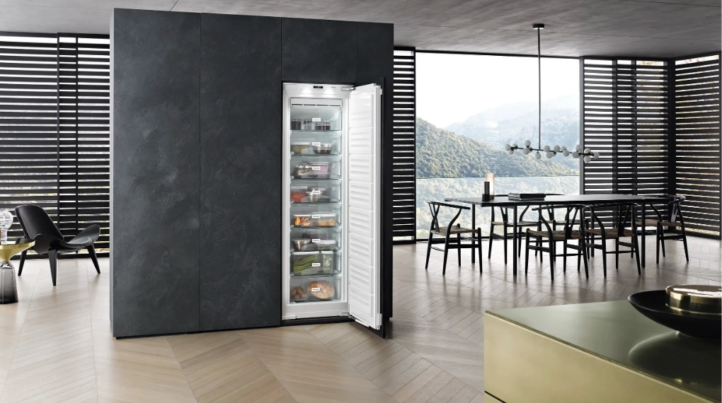 Tủ lạnh âm tủ Miele có giá bán cao hơn do hãng phải trang bị thêm hệ thống bản lề chịu lực chuyên dụng