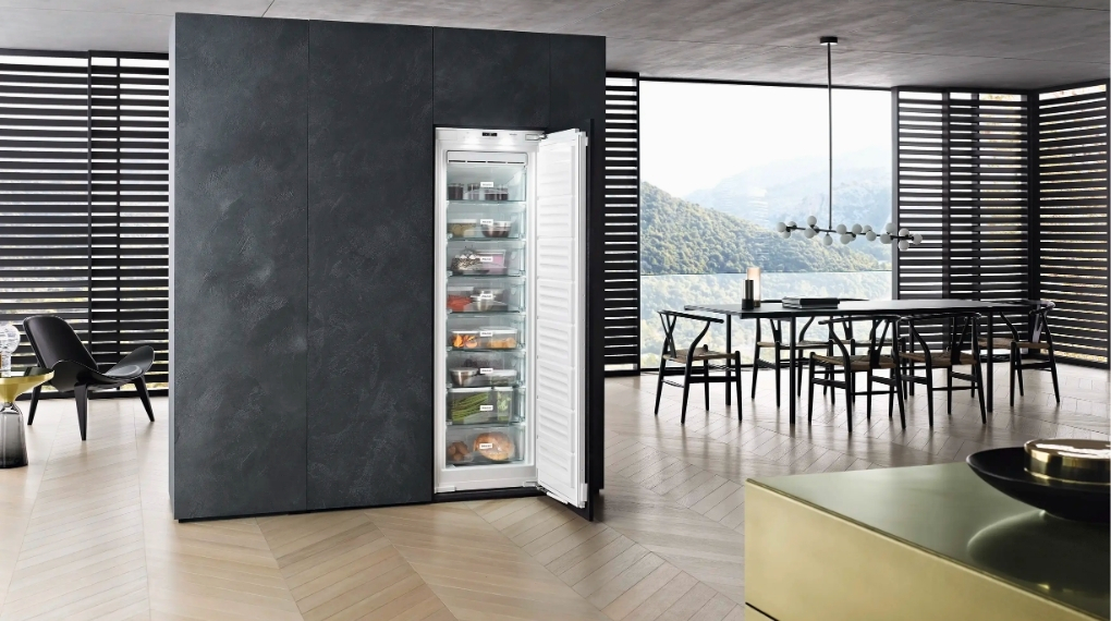 Tủ lạnh Miele thường được lắp âm, tạo ra không gian bếp tinh tế và sang trọng