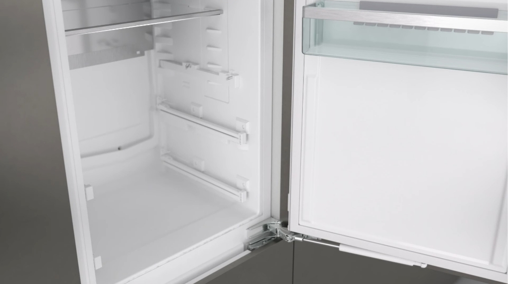 Vệ sinh tủ lạnh Miele - Dùng khăn mềm lau thành tủ, đáy khoang, các góc và vị trí thường tiếp xúc với thực phẩm