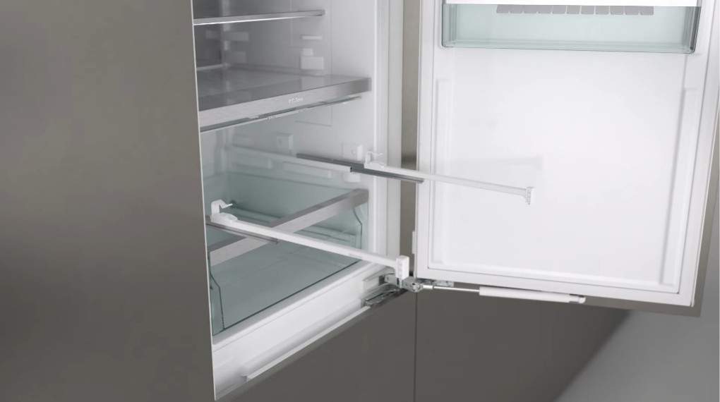 Làm ẩm khăn mềm hoặc miếng bọt biển bằng dung dịch và lau toàn bộ khung nhôm