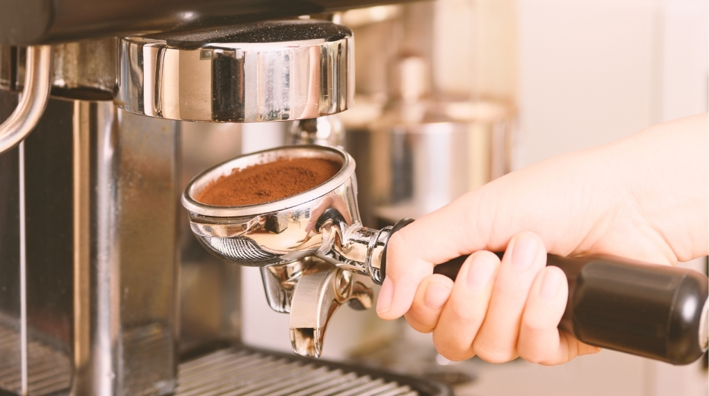 Bột cà phê rơi vãi có thể kẹt lại trong các khe hở của giỏ lọc và vòi chiết xuất