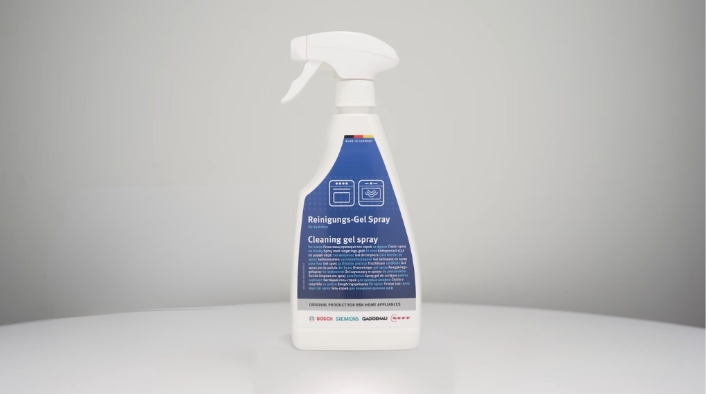 Chuẩn bị khăn mềm và dung dịch làm sạch chuyên dụng trước khi vệ sinh lò nướng âm tủ Bosch