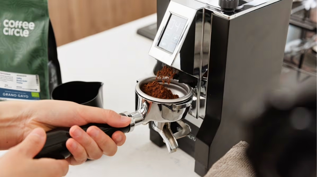 Điều chỉnh mức độ xay hạt cà phê thô hơn, cho phép nước đi qua dễ hơn