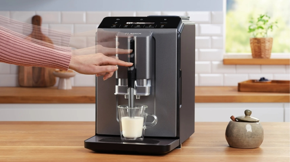 Cụm vòi chiết xuất cà phê và vòi đánh sữa của máy pha cà phê Bosch cho phép điều chỉnh linh hoạt