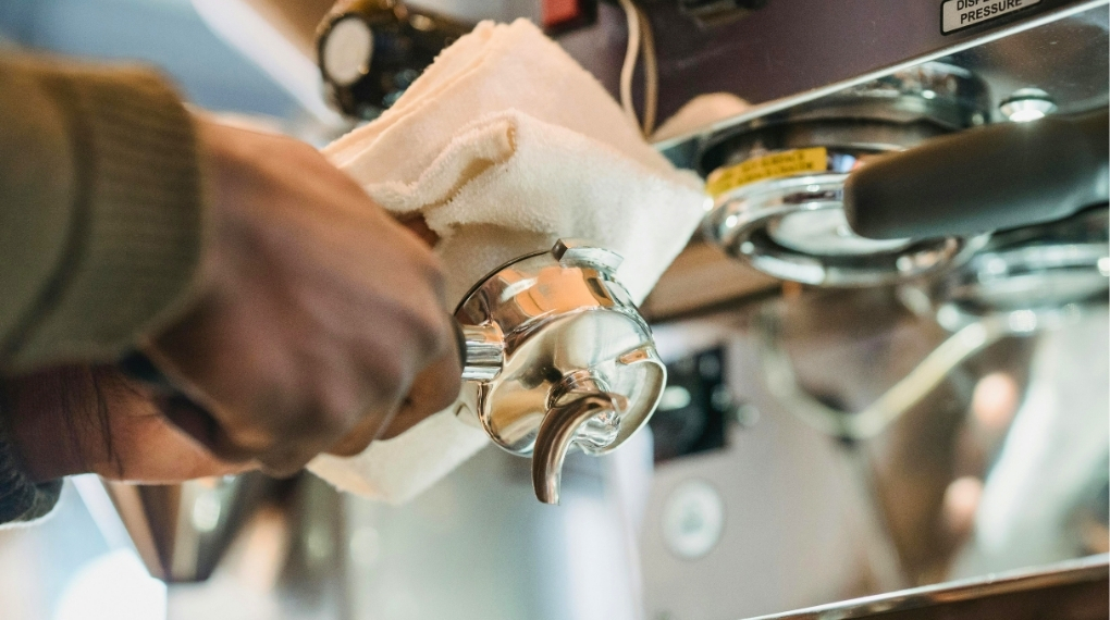 Hãy tháo rời hoàn toàn giỏ lọc ra khỏi tay cầm (portafilter) và dùng cọ chuyên dụng vệ sinh thật sạch