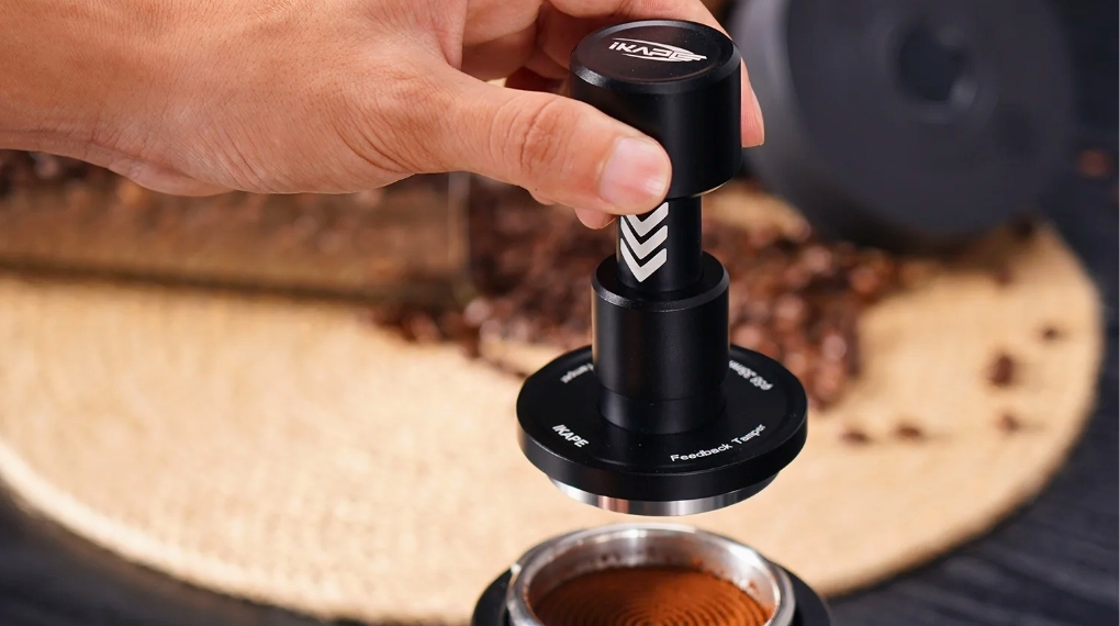 Tamper (tay nén cà phê) là một dụng cụ chuyên dụng dùng để nén chặt bột cà phê
