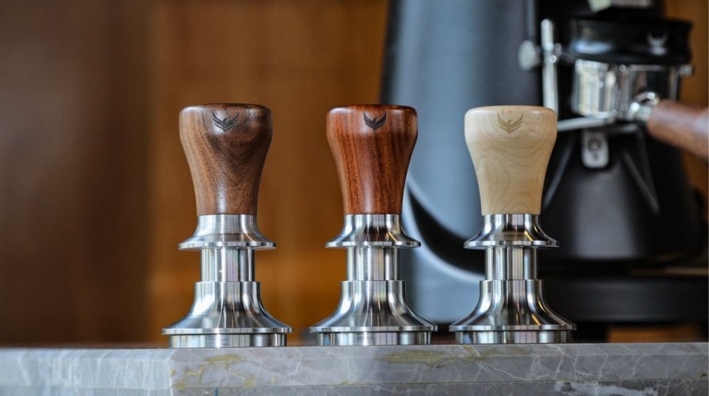 Tamper nén cafe lò xo (trợ lực) được tích hợp cơ chế tự động ngắt lực khi đạt mức áp lực tiêu chuẩn