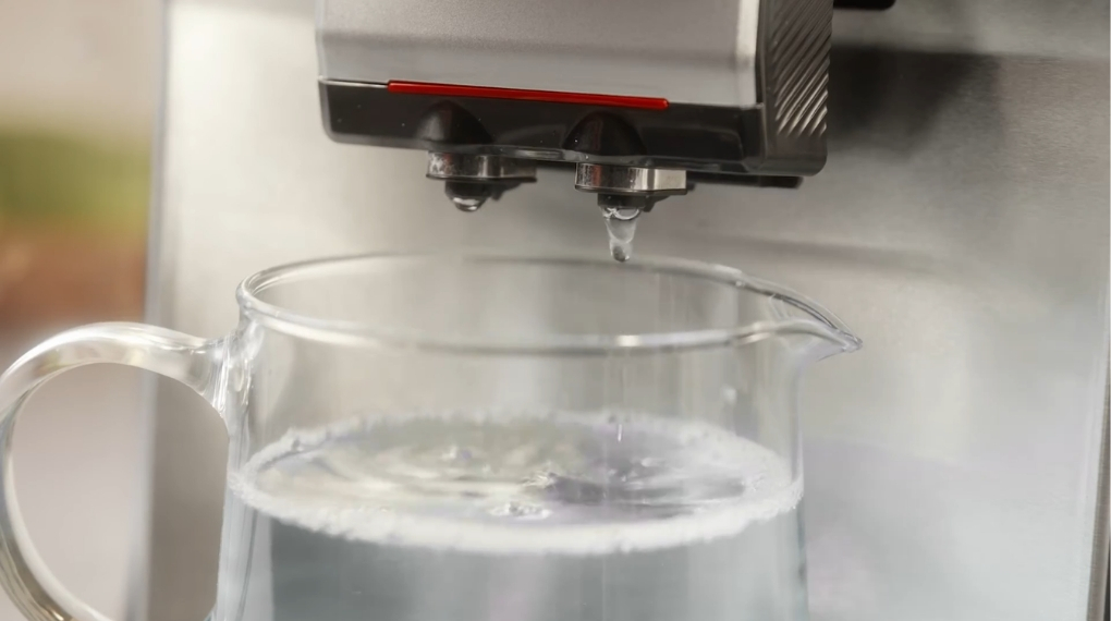 Máy thực hiện bước tráng cuối cùng để đẩy toàn bộ dung dịch tẩy cặn còn sót lại ra khỏi đường ống