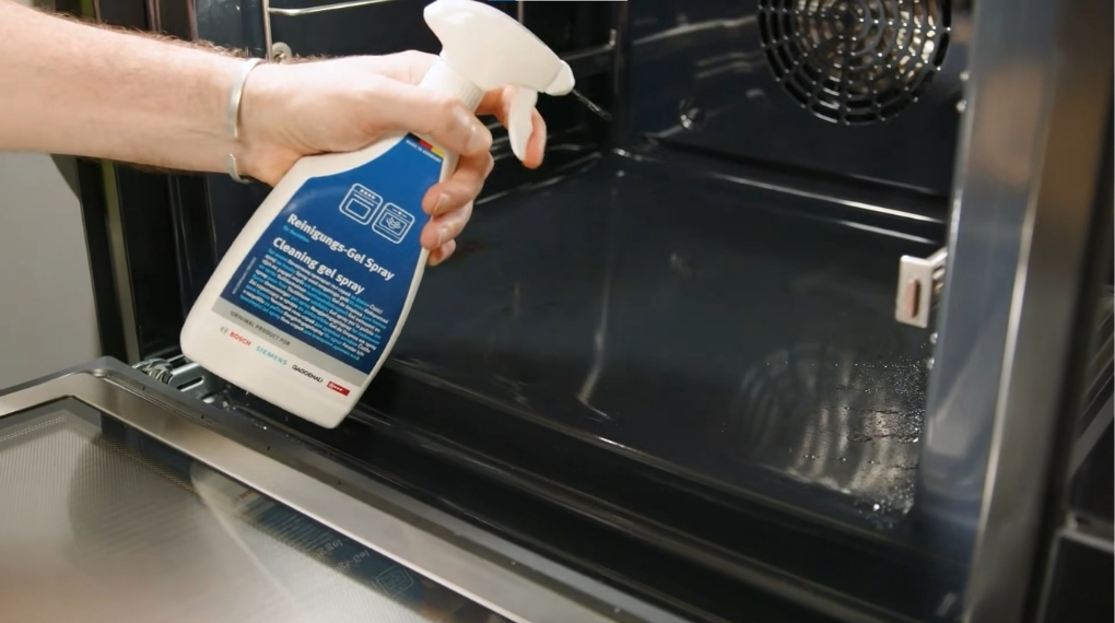 Xịt dung dịch làm sạch chuyên dụng của Bosch lên bề mặt vết bẩn và chờ khoảng 10 phút