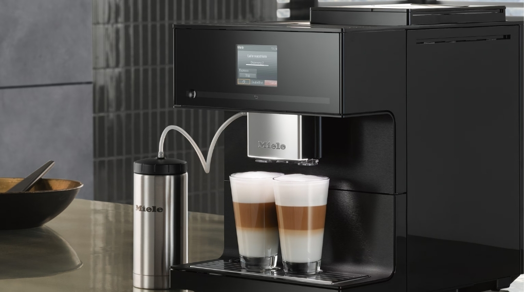 Máy pha cà phê Miele sử dụng kính cường lực phẳng kết hợp cùng các đường viền kim loại hiện đại