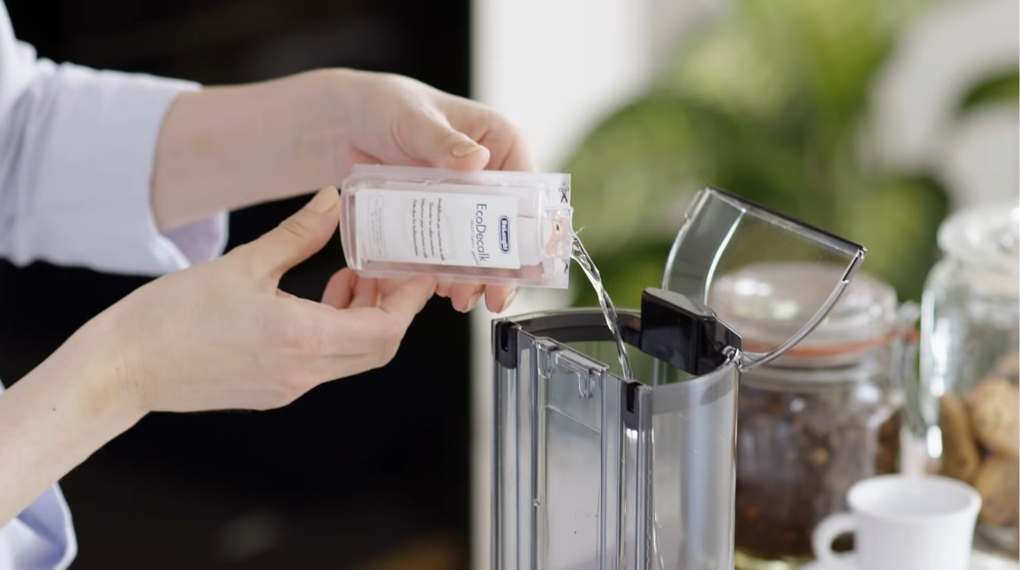 Chỉ nên sử dụng nước tẩy cặn máy pha cà phê De’Longhi EcoDecalk chuyên dụng